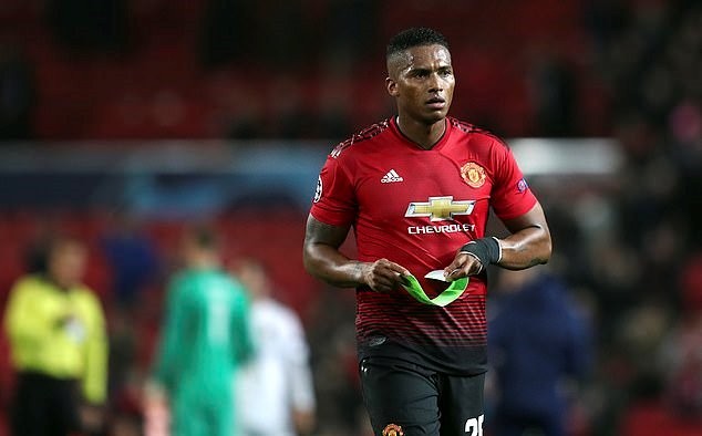 Mặt sân Wembley bị xới tung, Pep Guardiola có lo lắng? - Bóng Đá