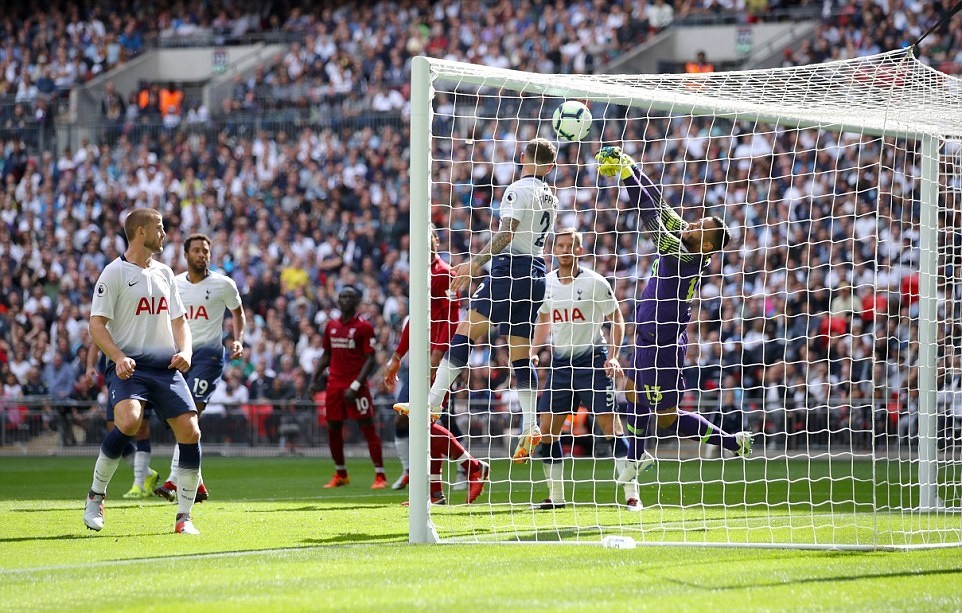 Yaya Toure che mặt ngượng ngùng khi tới sân tập Man City - Bóng Đá