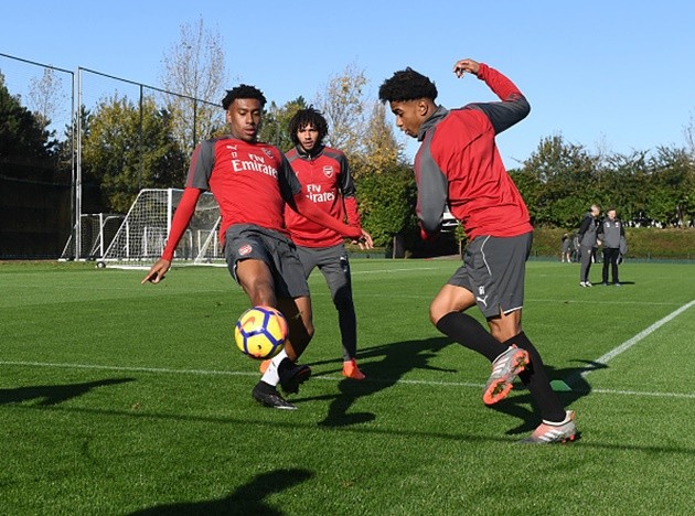 Giroud tập sút hăng say, chờ giây phút 