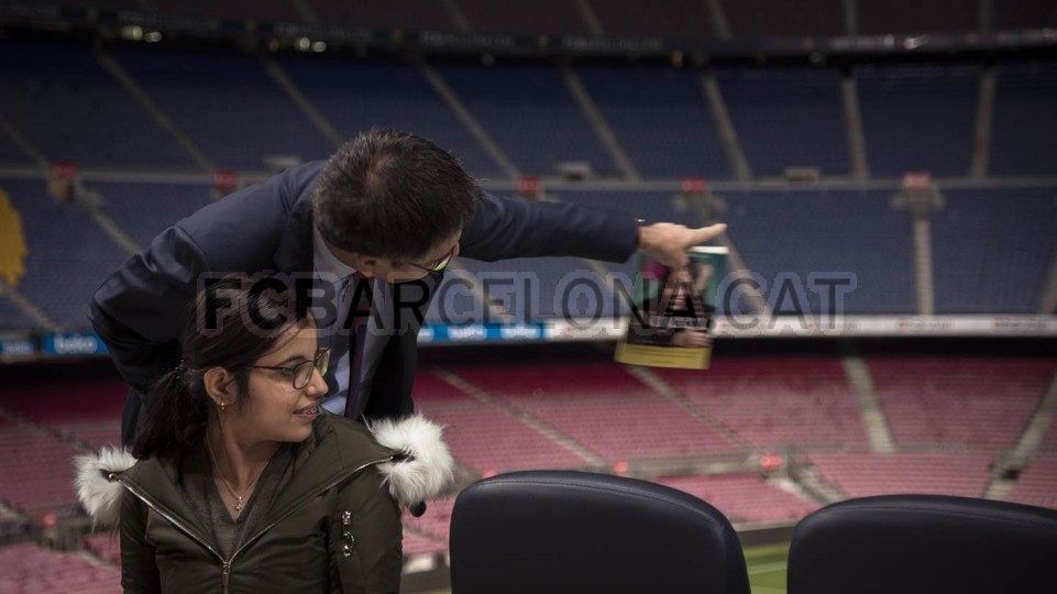 Barca chào đón vị khách đặc biệt dịp Giáng sinh - Bóng Đá