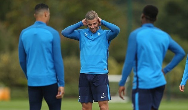Được Pochettino tin dùng, Aurier cười khoái trá trên sân tập - Bóng Đá