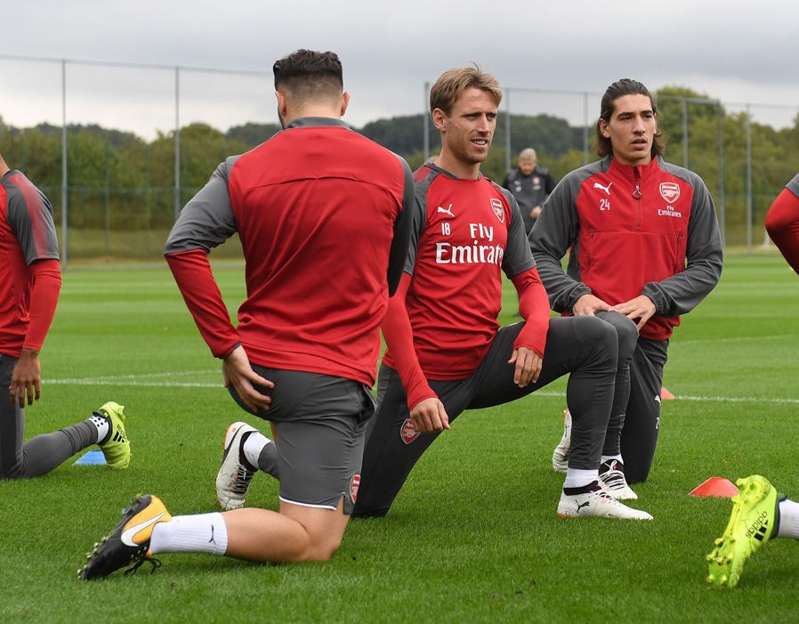 Lập siêu phẩm, Xhaka vẫn khiến NHM 
