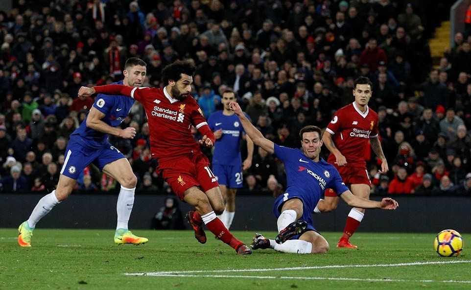 Bellerin bị cáng ra sân và đây là cầu thủ bất ngờ đến an ủi - Bóng Đá