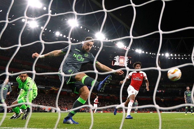 Granit Xhaka nổi đóa sau khi bị Lacazette 