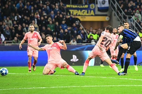 Không thể ngồi yên, HLV Emery vào sân tranh bóng với Ozil - Bóng Đá
