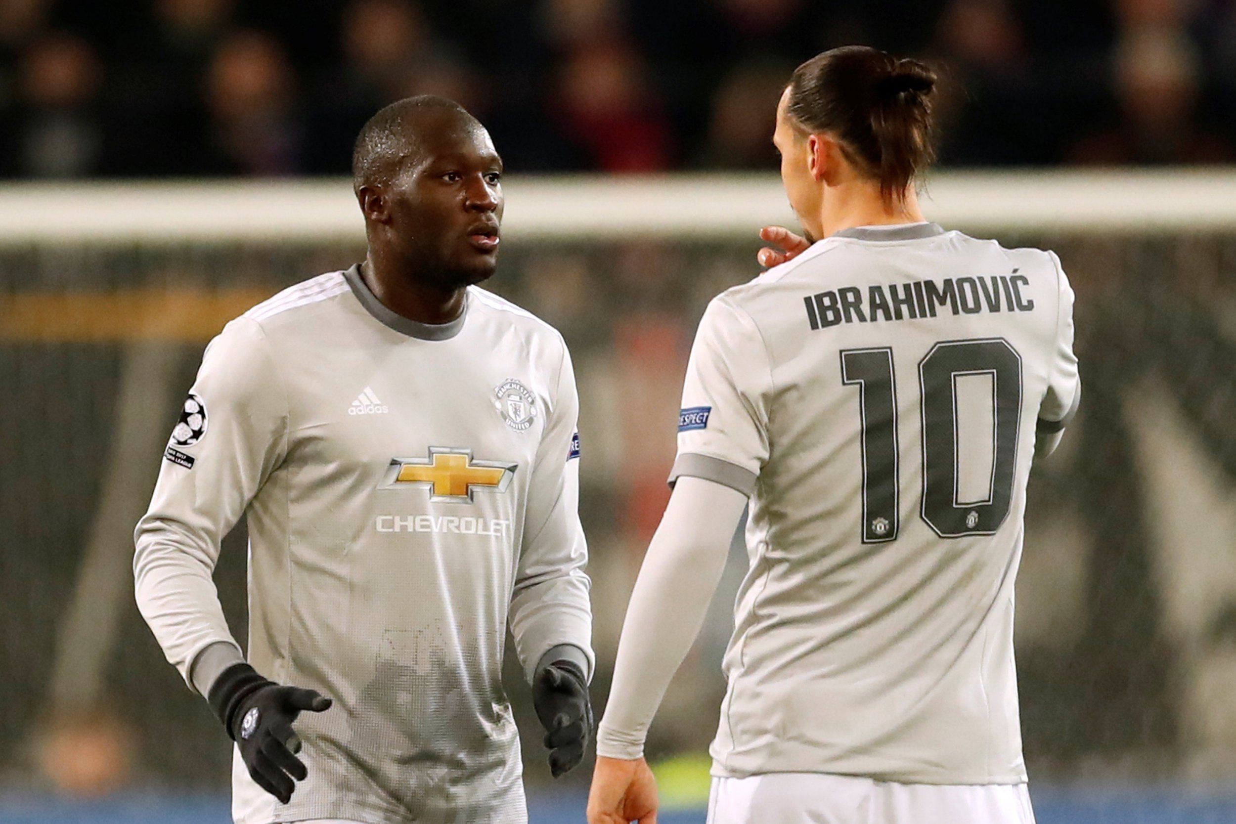 Được hứa hẹn suất đá chính, Ibrahimovic tươi tắn vẫy tay chào NHM - Bóng Đá