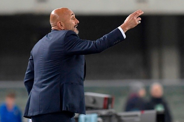 Spalletti ghì chặt học trò khi thoát hiểm ở thành Verona - Bóng Đá