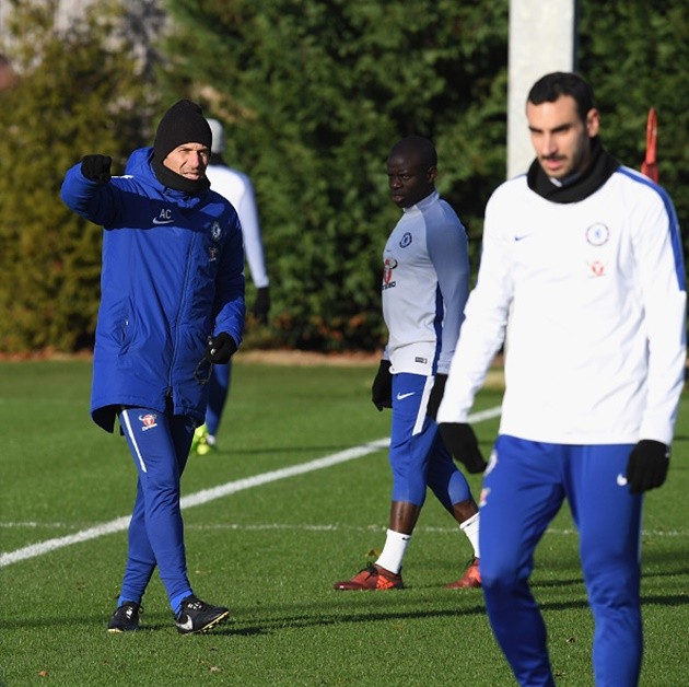 Được Conte ân cần chỉ dẫn, Zappacosta chắc suất đá chính - Bóng Đá