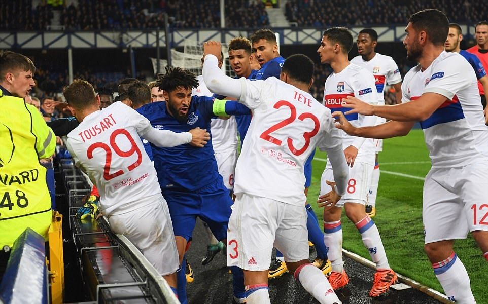 CĐV Everton bồng con nhỏ đánh cầu thủ Lyon - Bóng Đá