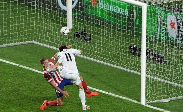 Bale trẻ ra chục tuổi khi chơi bóng cùng các cầu thủ nhí - Bóng Đá