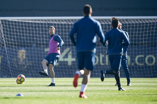 Mahrez tập chiêu lạ  - Bóng Đá