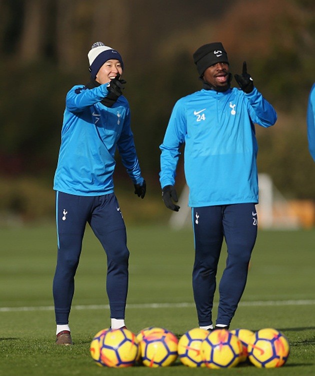 Gác lại nỗi buồn, dàn sao Tottenham ôm nhau thắm thiết trên sân tập - Bóng Đá