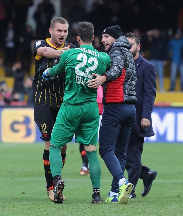 Cận cảnh Benevento ăn mfừng như thể vô địch Serie A - Bóng Đá