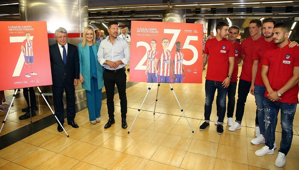 Dàn sao Atletico thích thú cùng nhau đi tàu điện - Bóng Đá