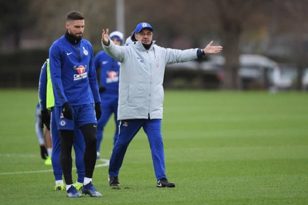 Sau siêu phẩm. Giroud vẫn cúi gầm mặt nghe Sarri chỉ giáo - Bóng Đá