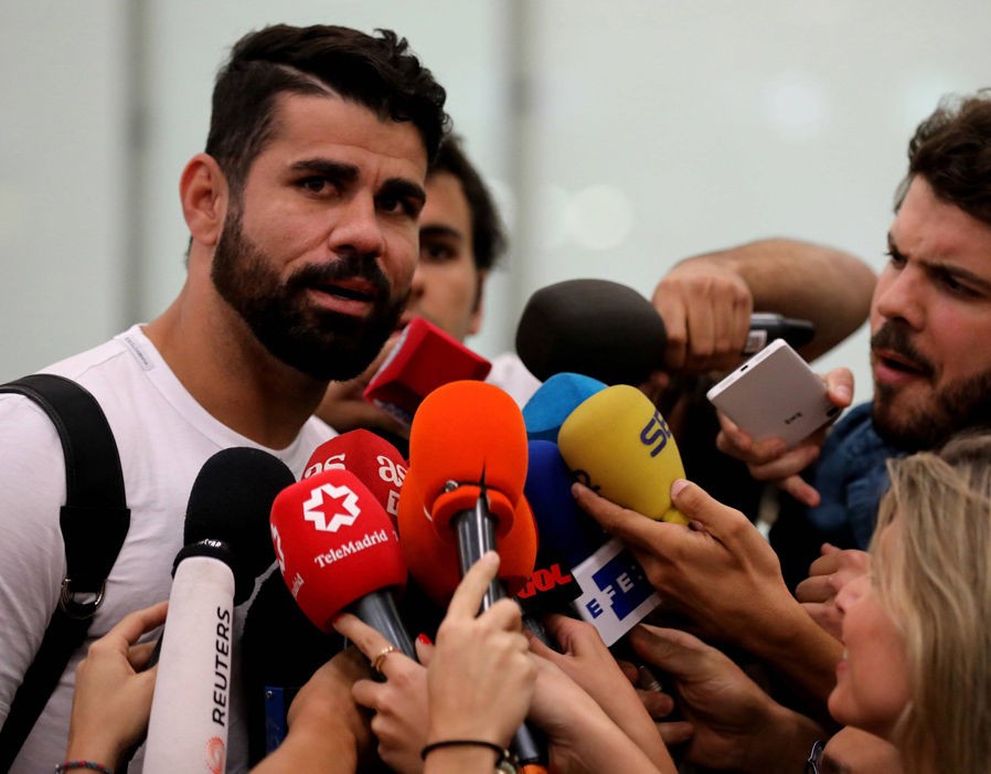 Diego Costa bị phóng viên vây ở Madrid - Bóng Đá