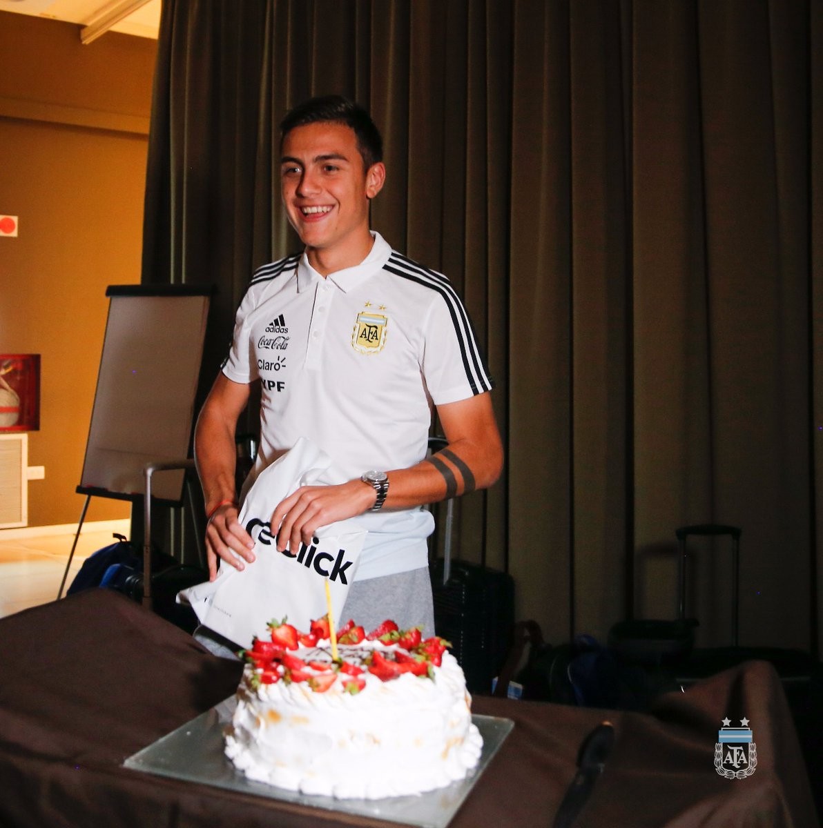 dybala được tổ chức sinh nhật cùng argentina - Bóng Đá