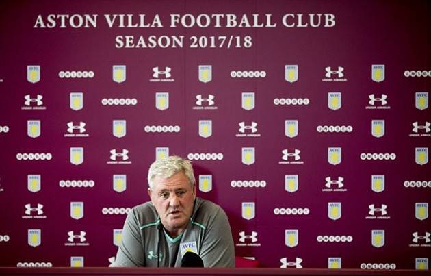 Vượt rào an ninh, fan nhí vào tận sân ôm bằng được Messi - Bóng Đá