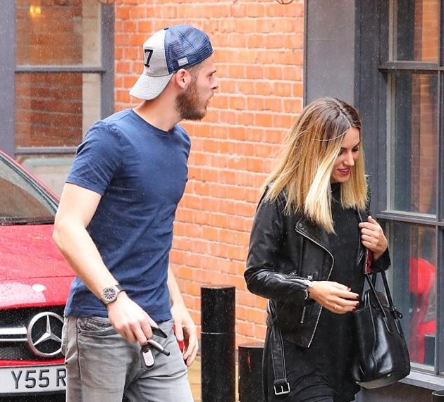 Gác lại trận hòa Stoke, De Gea xuống phố cùng 