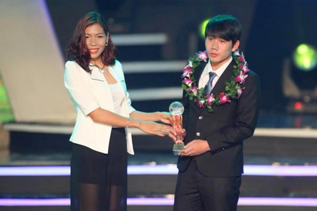 Minh Vương gây sốt với với hình ảnh giả gái cực độc - Bóng Đá