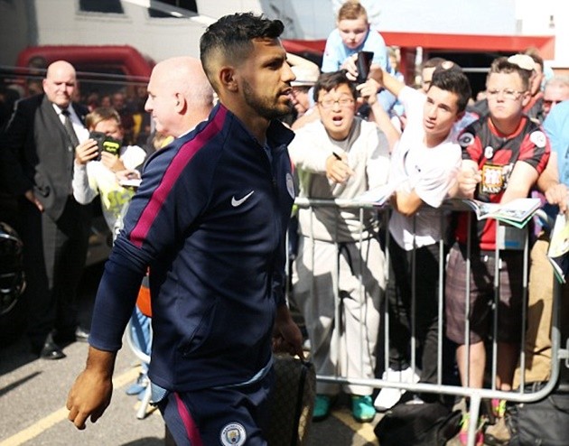Mendy bảnh bao trình làng CĐV Man City - Bóng Đá