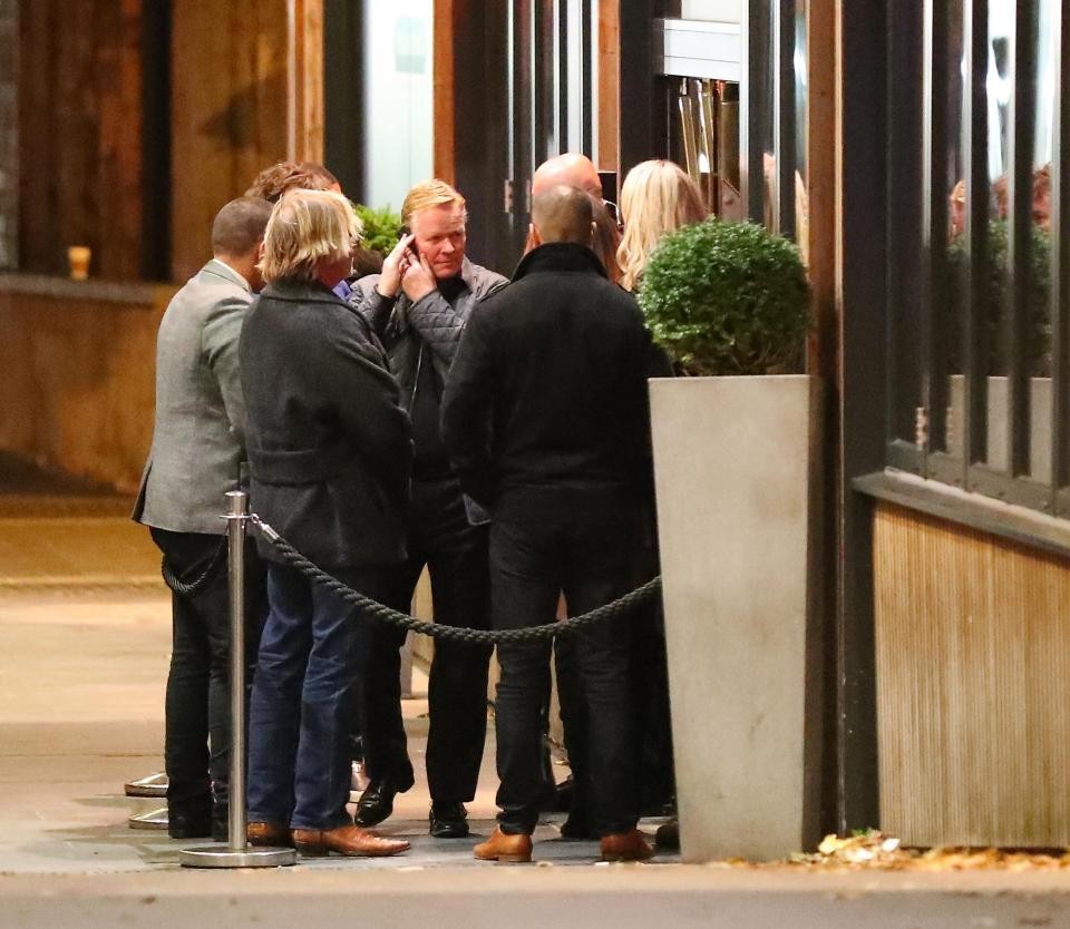 Dưới áp lực sa thải, Koeman vẫn thỏa mái dạo phố - Bóng Đá