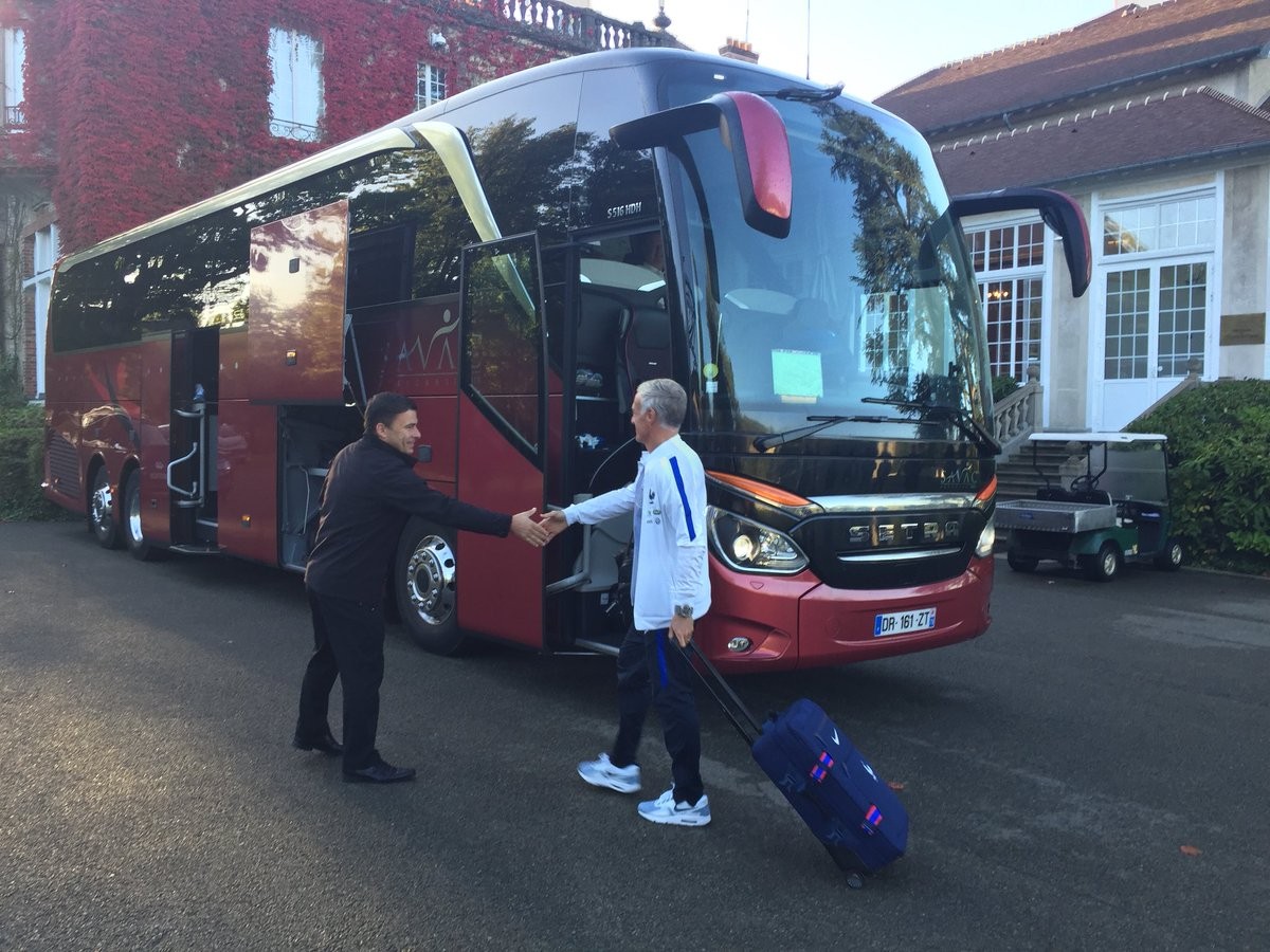 Claude Puel diện vest lịch lãm, chờ nối dài 