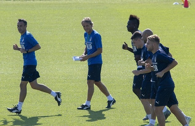 Sốc: Pogba chào tất cả, trừng mắt với Mourinho - Bóng Đá