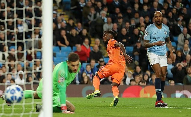 Delph che mặt Man City - Bóng Đá
