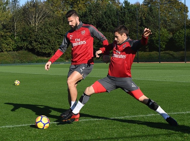 Giroud tập sút hăng say, chờ giây phút 