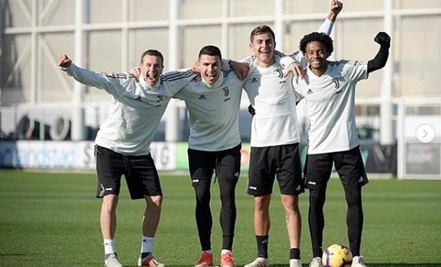 Ronaldo làm gì khi 