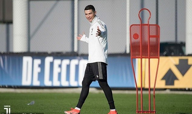 Ronaldo làm gì khi 