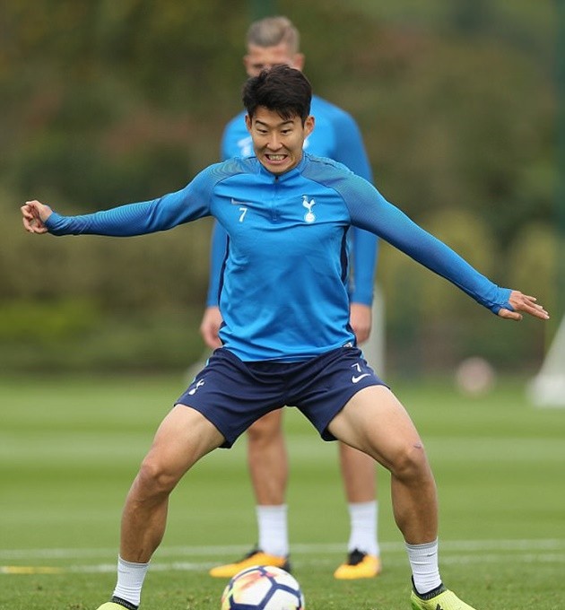 Được Pochettino tin dùng, Aurier cười khoái trá trên sân tập - Bóng Đá