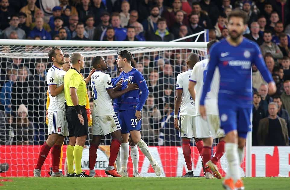 Sao Inter dùng cách siêu dị để chặn Suarez sút phạt - Bóng Đá