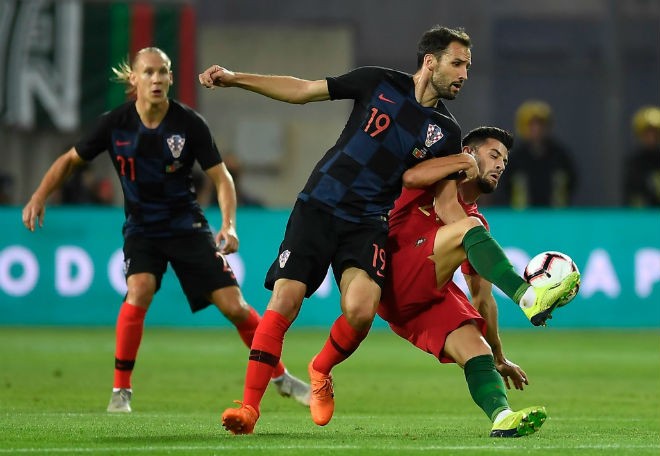 Ronaldo chỉ bài cho Szczesny cản pen Higuain bật khóc rời sân - Bóng Đá