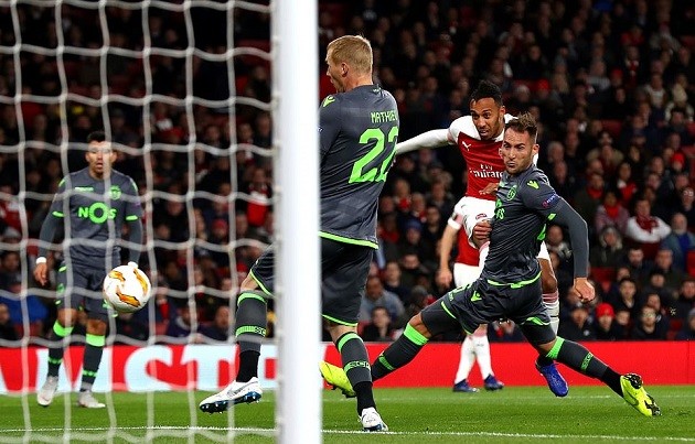 Granit Xhaka nổi đóa sau khi bị Lacazette 