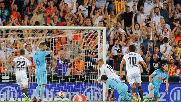 Costa hóa đấu sĩ, Atletico vẫn bị đội bóng của Batshuayi cầm chân - Bóng Đá