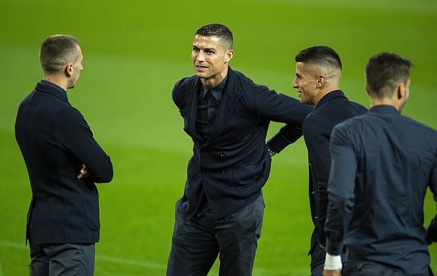 ronaldo đặt chân đến Old Trafford - Bóng Đá