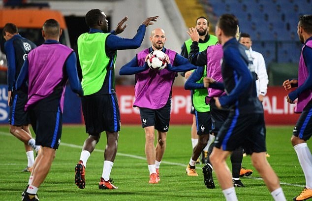 Griezmann cùng tuyển Pháp tập bóng rổ, Paul Pogba có ngứa tay? - Bóng Đá