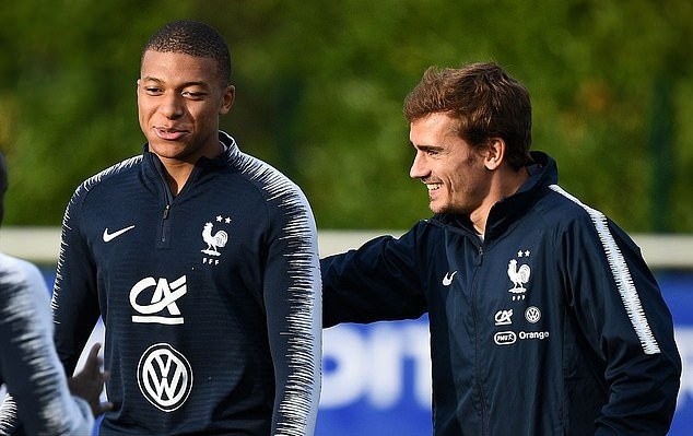 Kylian Mbappe liên tục pha trò - Bóng Đá