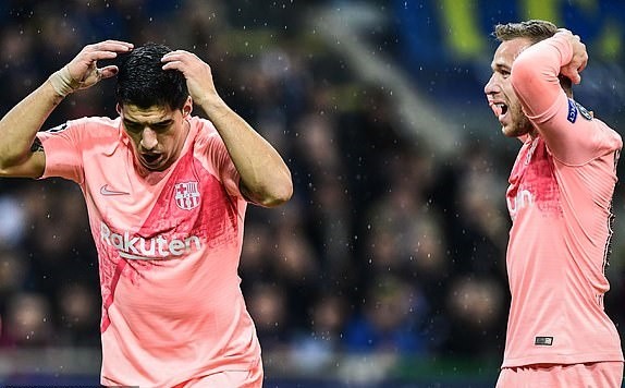 Không thể ngồi yên, HLV Emery vào sân tranh bóng với Ozil - Bóng Đá