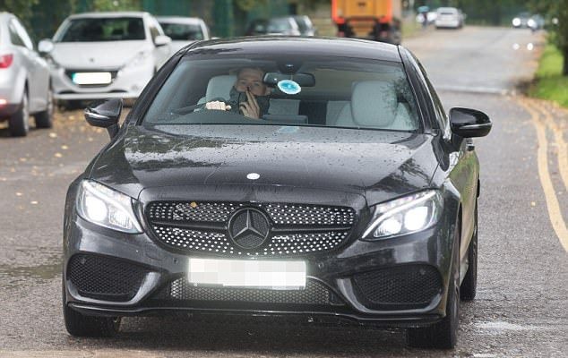 Mourinho đến sân tập Carrington với đầy vẻ âu lo - Bóng Đá