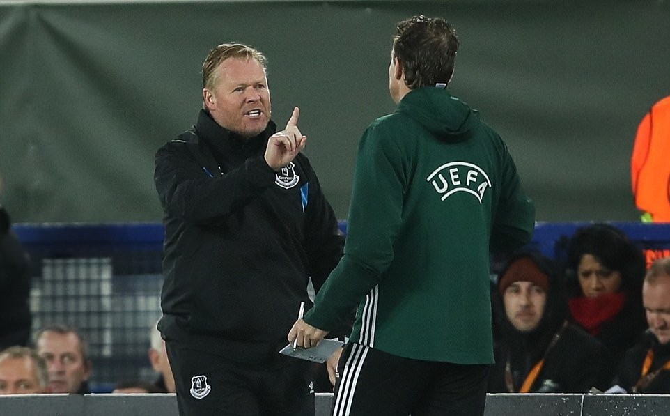 CĐV Everton bồng con nhỏ đánh cầu thủ Lyon - Bóng Đá