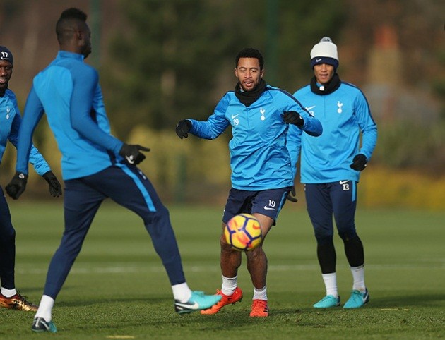 Gác lại nỗi buồn, dàn sao Tottenham ôm nhau thắm thiết trên sân tập - Bóng Đá