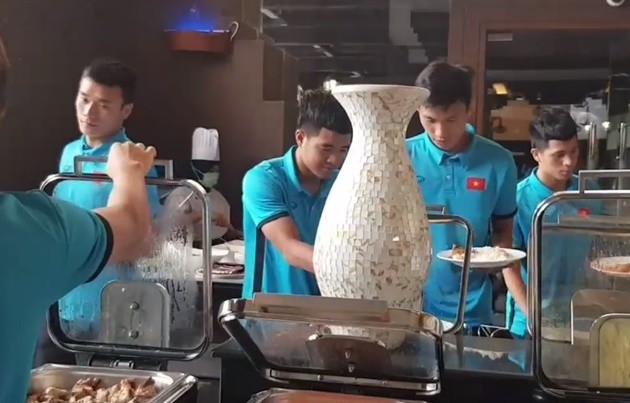 Tiến Dũng 'mặt lạnh' khi bị Đức Chinh cho ra rìa - Bóng Đá