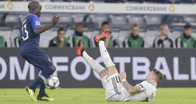 Ăn thẻ đỏ, Neymar còn dính cả 