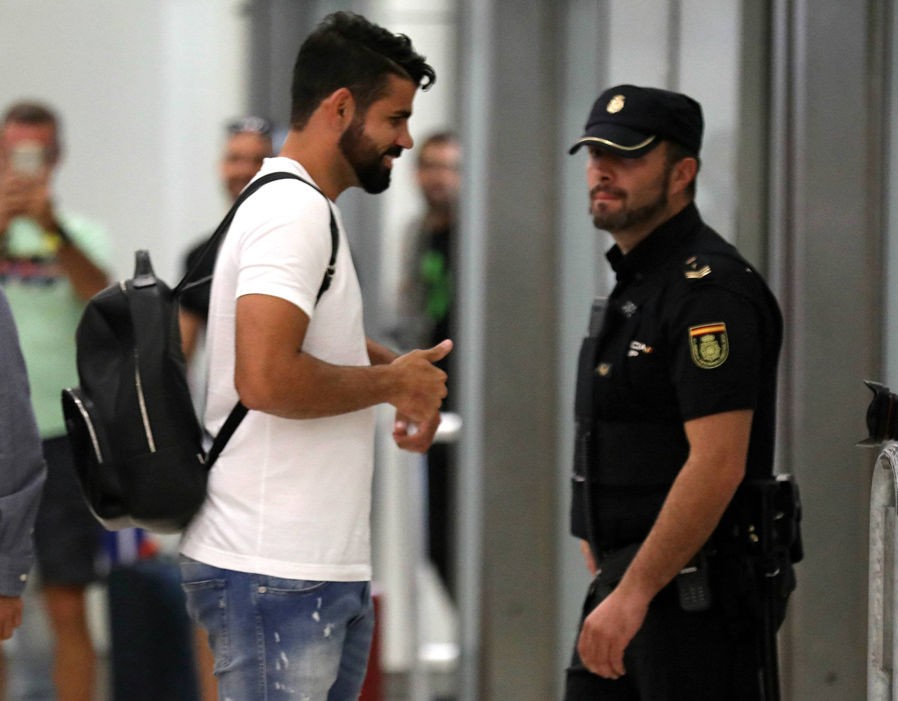 Diego Costa bị phóng viên vây ở Madrid - Bóng Đá