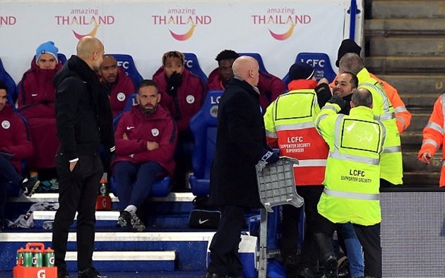 Sao Premier League mang Giáng sinh ấm áp cho người hâm mộ - Bóng Đá
