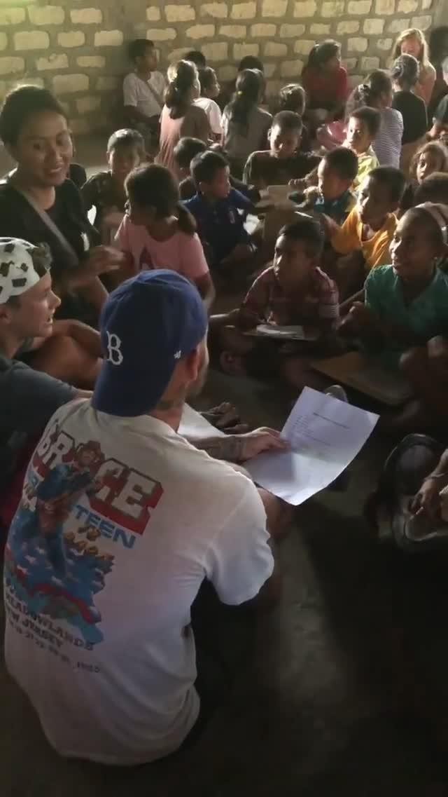 Giải trí ở hộp đêm, dàn sao Man Utd vẫn bị NHM vây kín - Bóng Đá