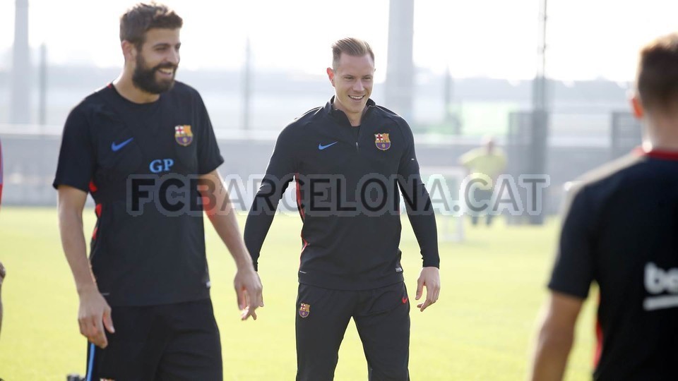 Vươn lên top 4, Wenger vẫn bị CĐV khắp thế giới 